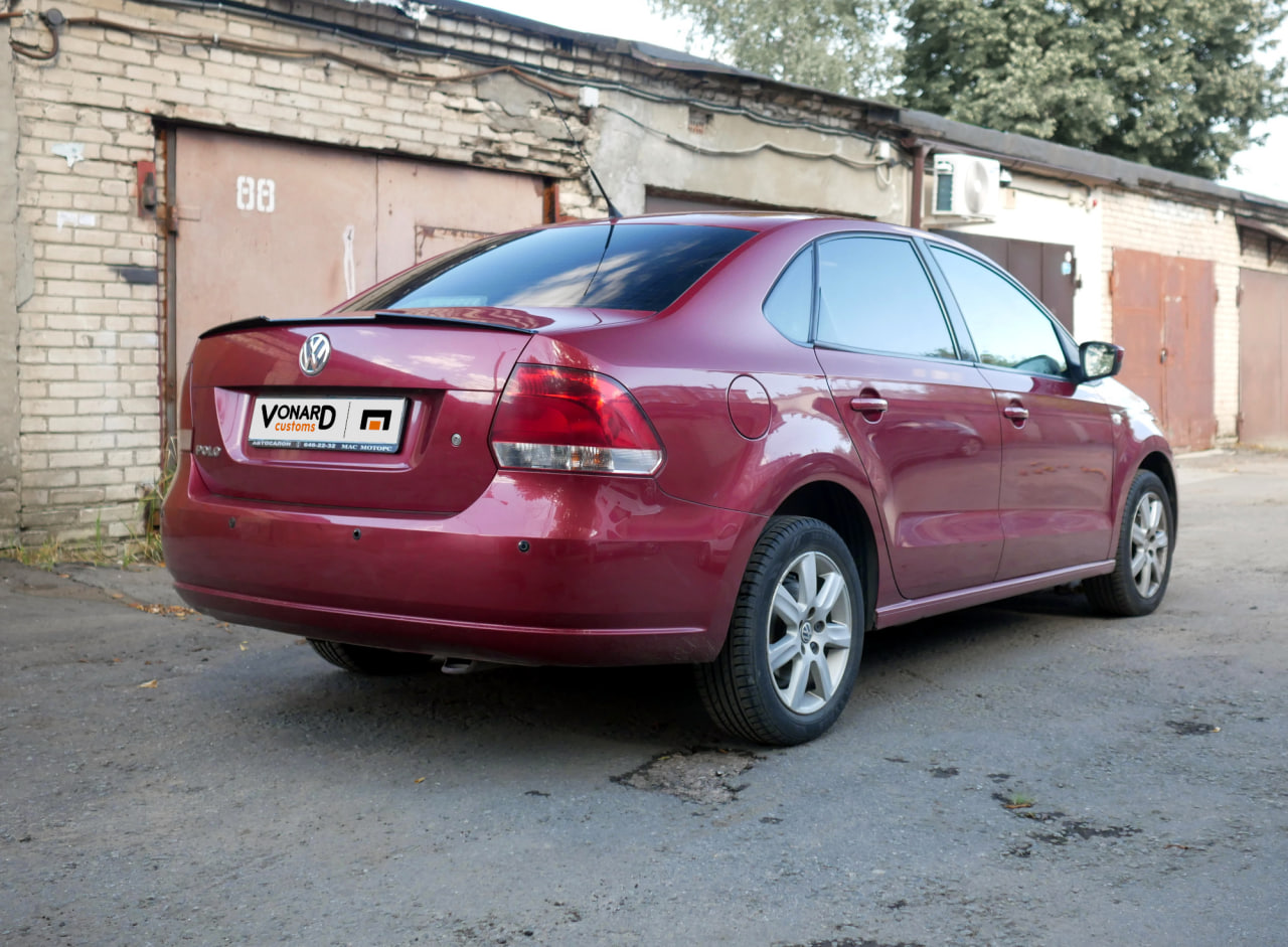 картинка Спойлер лезвие крышки багажника VW Polo 5 седан - черный металлик vonard customs 