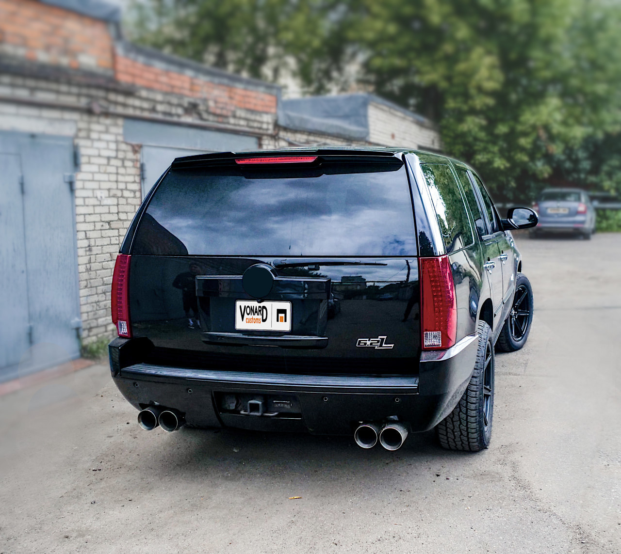 картинка Спойлер лезвие крышки багажника Chevrolet Tahoe 3 - черный металлик vonard customs 