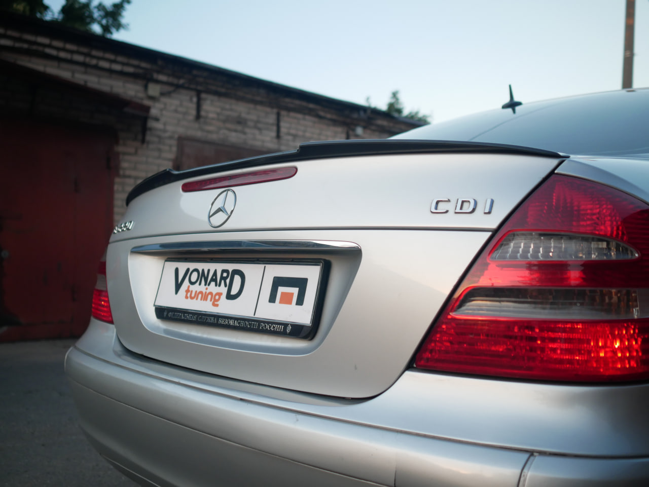 картинка Спойлер лезвие крышки багажника Mercedes E W211 - под покраску vonard customs 