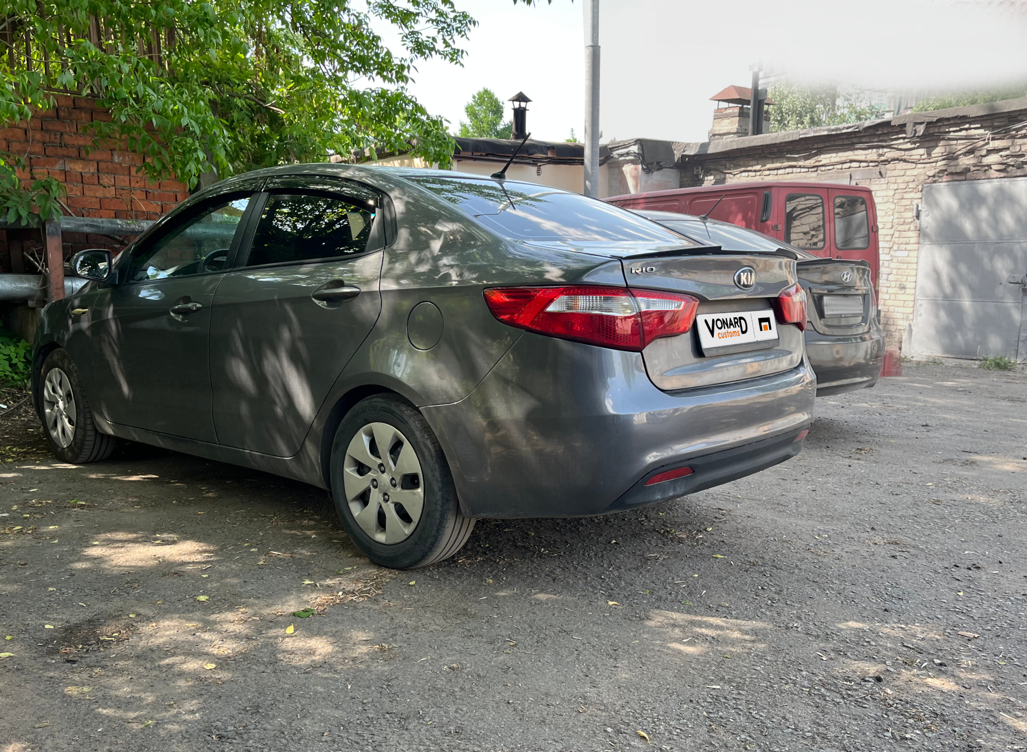 картинка Спойлер лезвие крышки багажника Kia Rio 3 - черный металлик vonard customs 