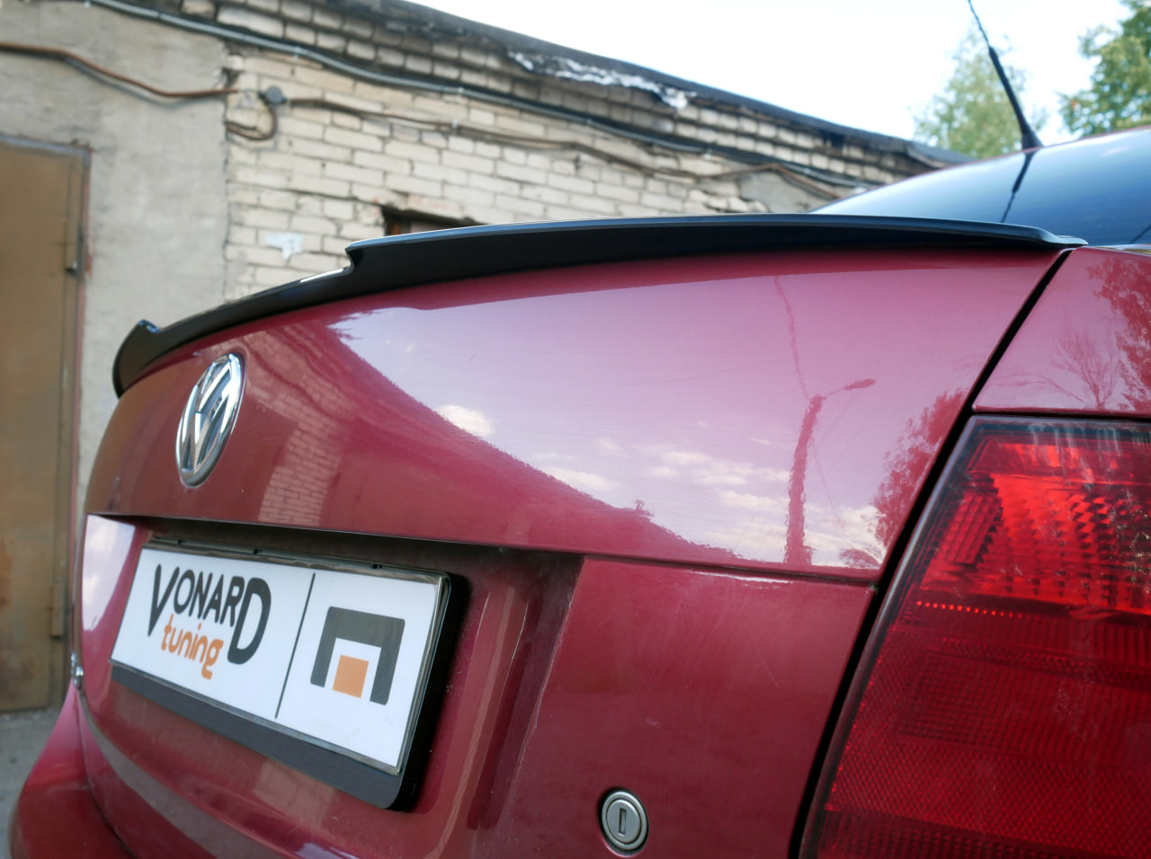 картинка Спойлер лезвие крышки багажника VW Polo 5 седан - черный металлик vonard customs 