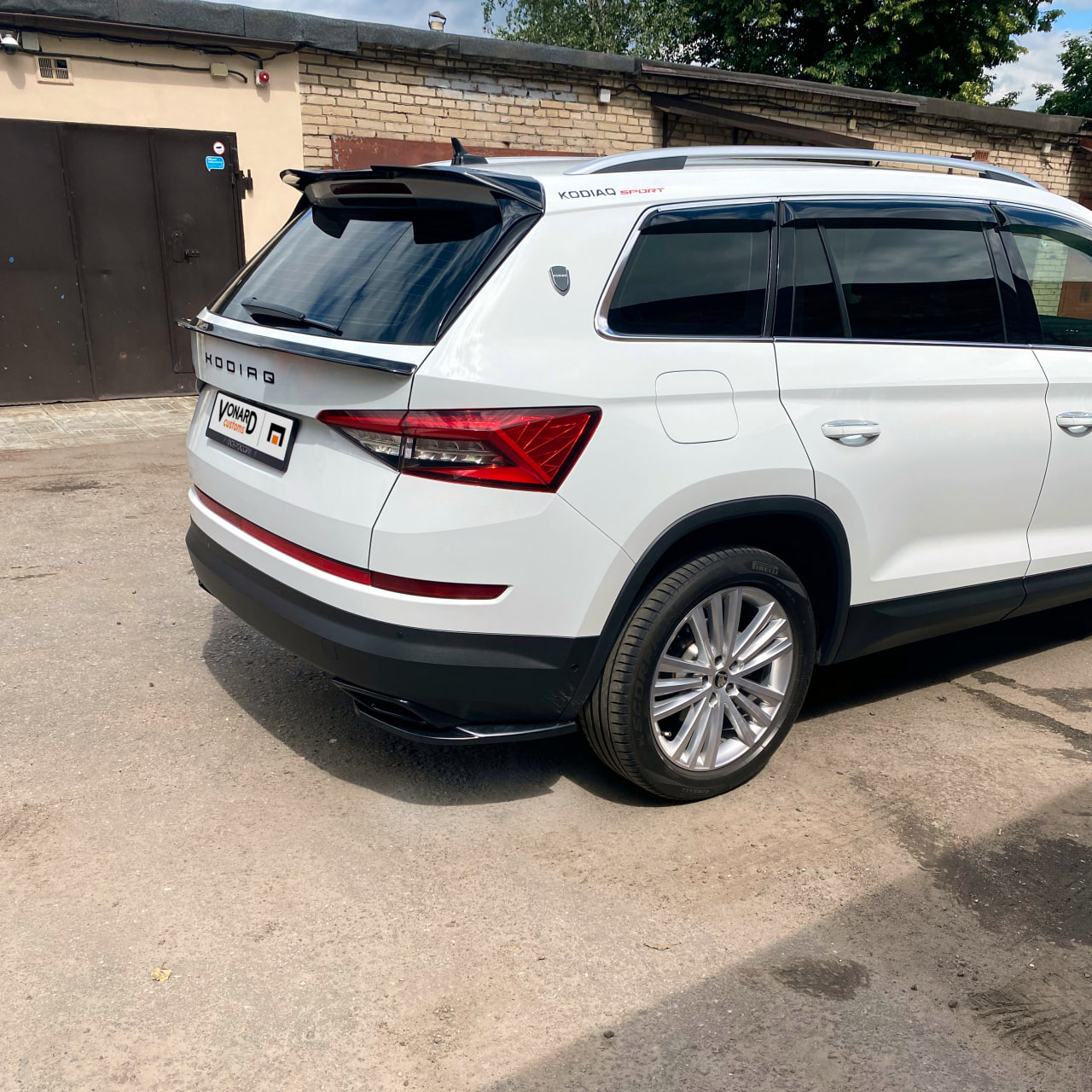 картинка Сплиттеры заднего бампера Skoda Kodiaq 1 стандарт - черный металлик vonard customs 