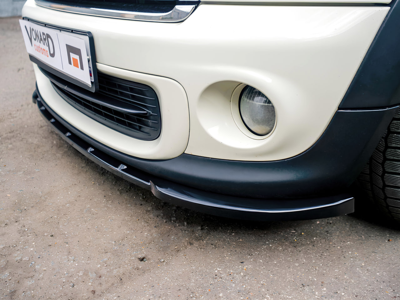 картинка Сплиттер переднего бампера MINI One Hatch R56 - под покраску vonard customs 