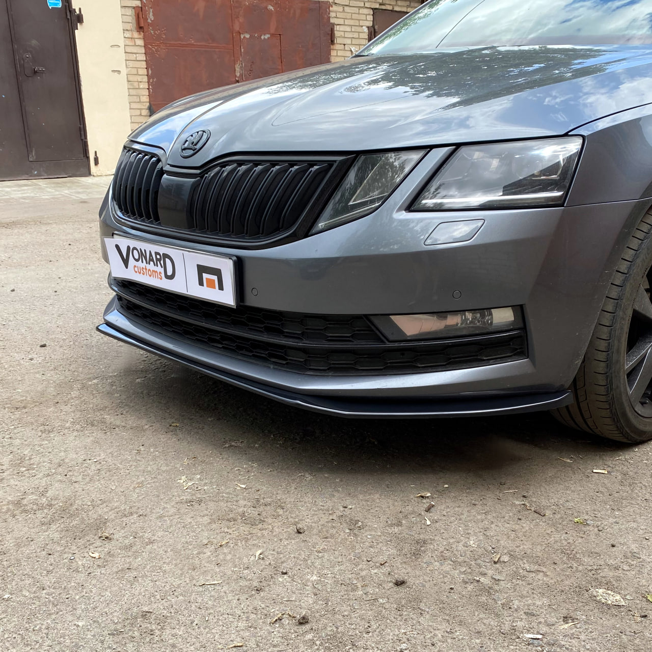 картинка Сплиттер переднего бампера Skoda Octavia 3 A7 рест. V3 (прилегающий) vonard customs 