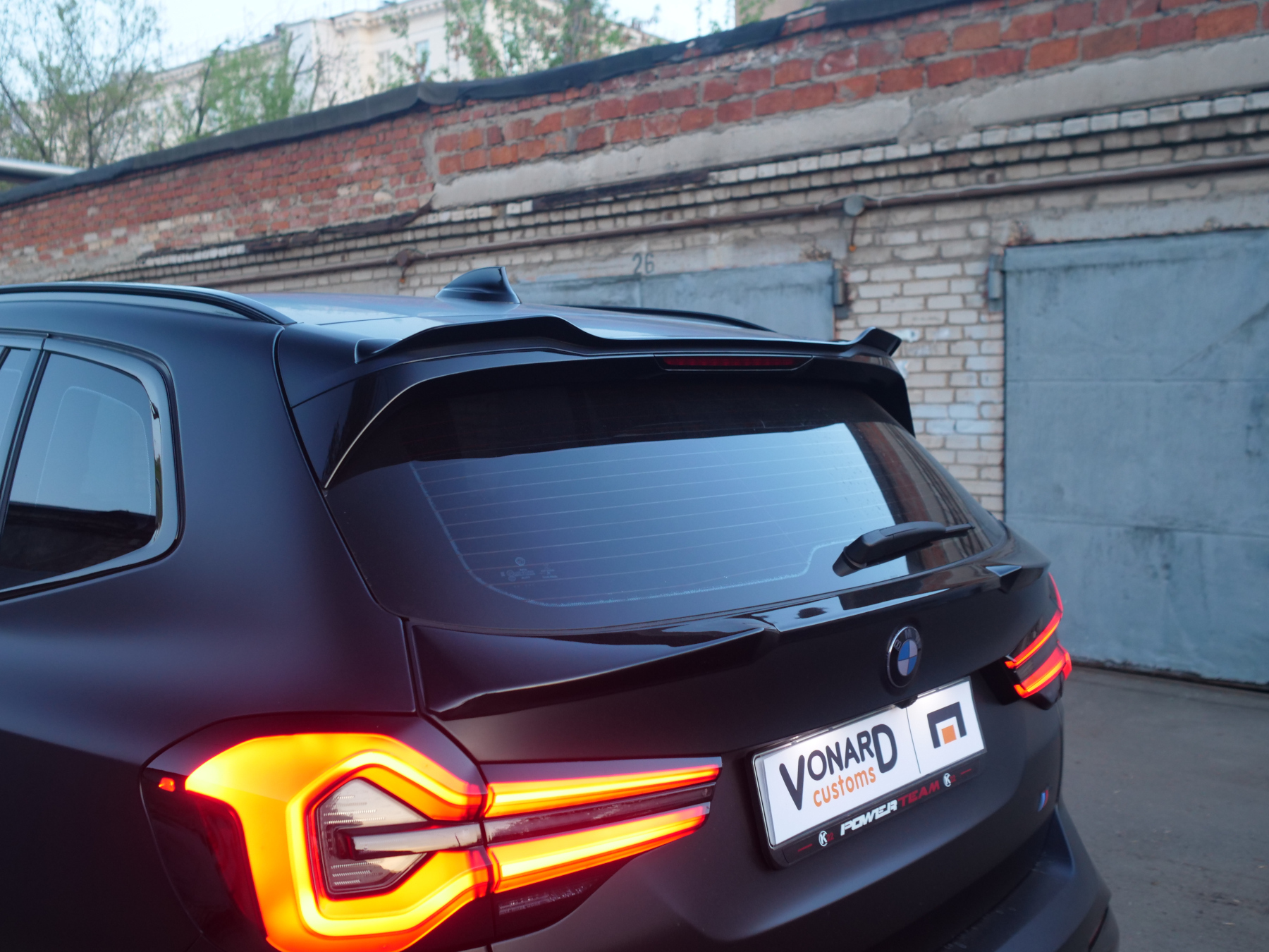 картинка Спойлер крышки багажника (нижний) BMW X3 G01 - черный металлик vonard customs 
