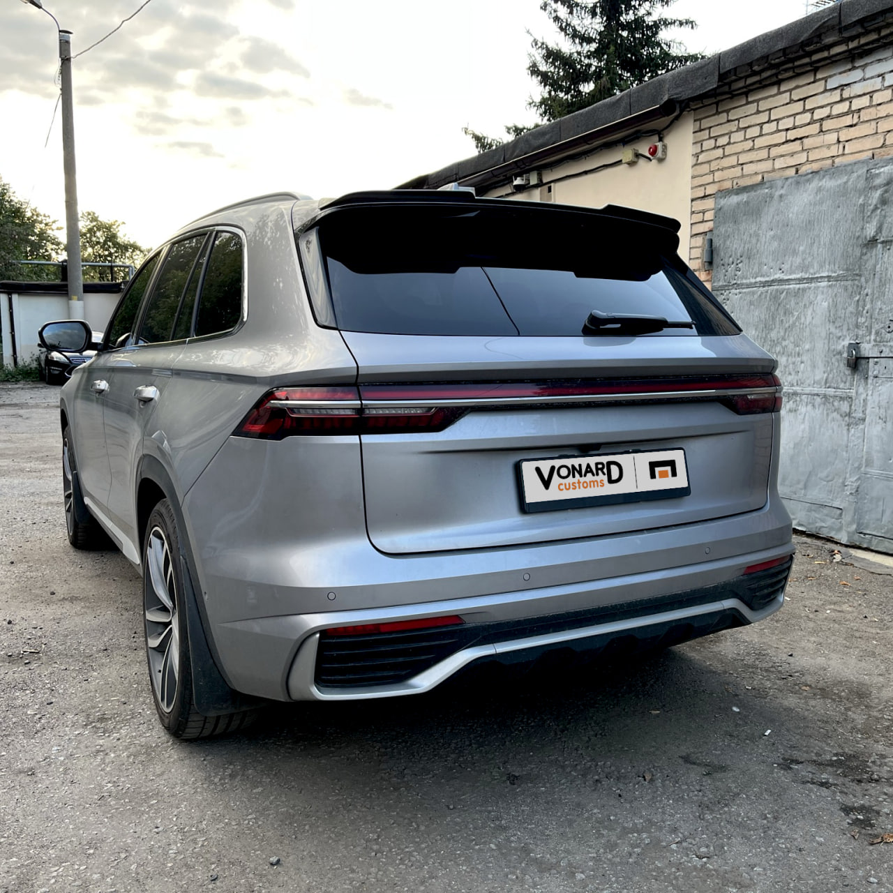 картинка Спойлер лезвие крышки багажника Geely Monjaro 1 (ver. 4) vonard customs 