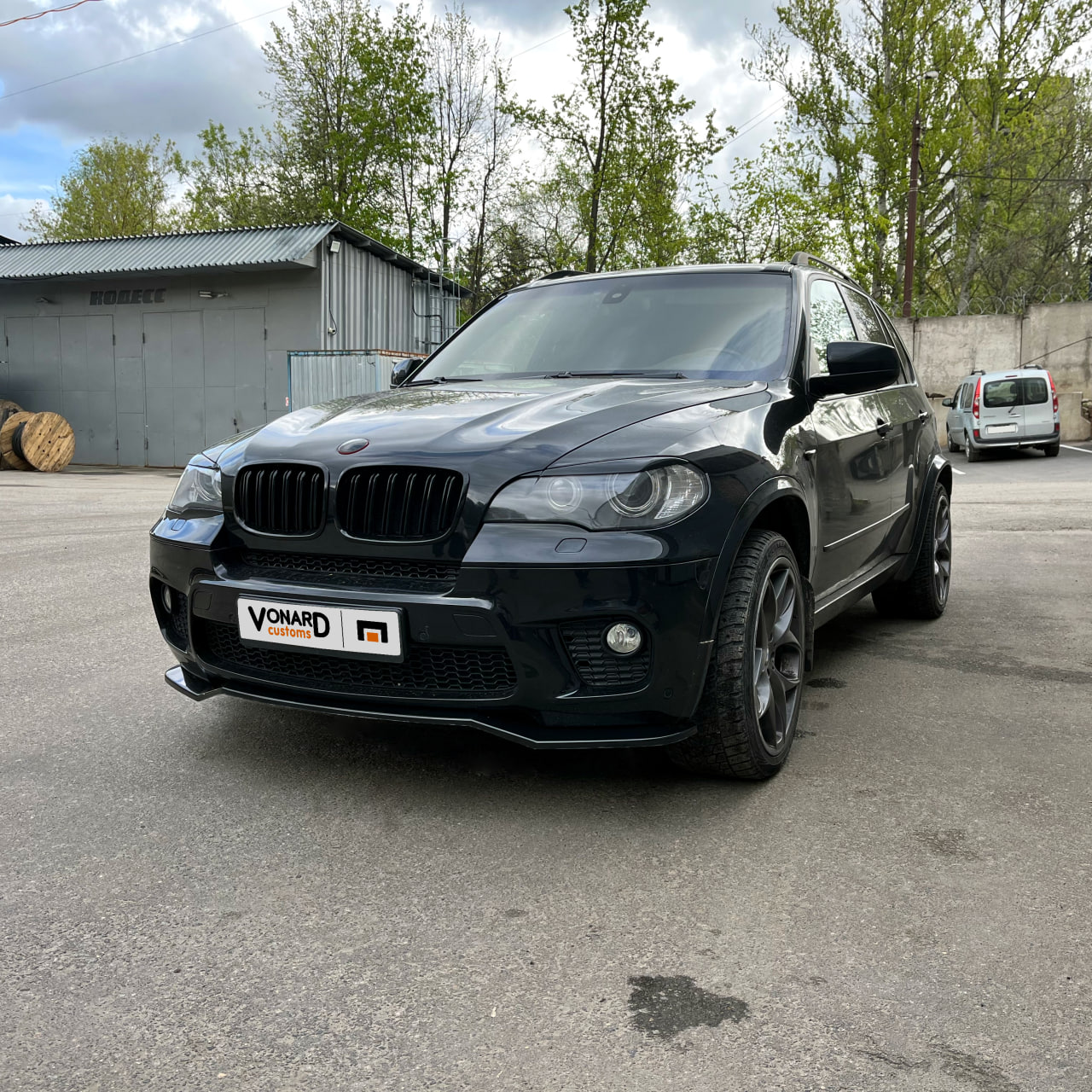 картинка Сплиттер переднего бампера BMW X5 E70 M-Pack рестайлинг vonard customs 