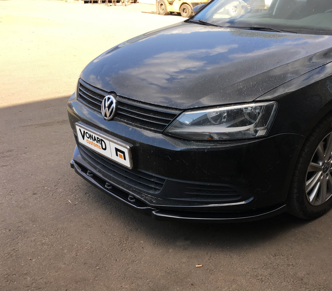 картинка Сплиттер переднего бампера VW Jetta 6 (с браком) vonard customs 