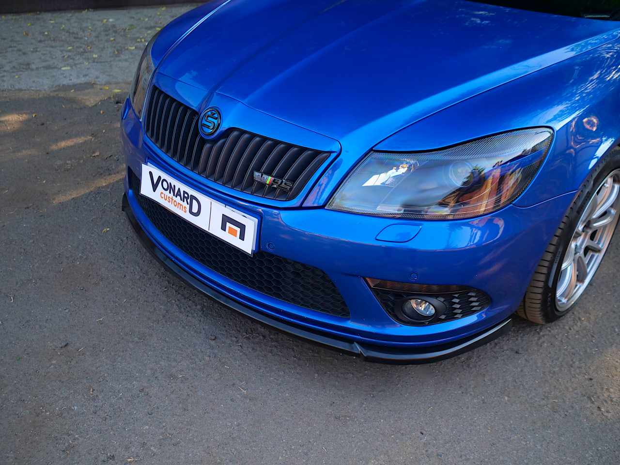 картинка Сплиттер переднего бампера Skoda Octavia 2 A5 RS рест. (прилегающий) - под покраску vonard customs 