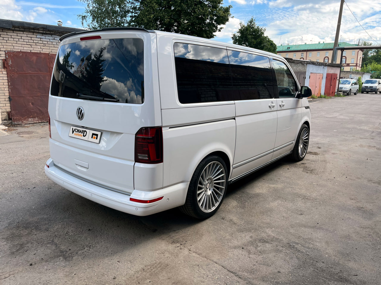 картинка Спойлер лезвие крышки багажника VW T6 / T6.1 vonard customs 