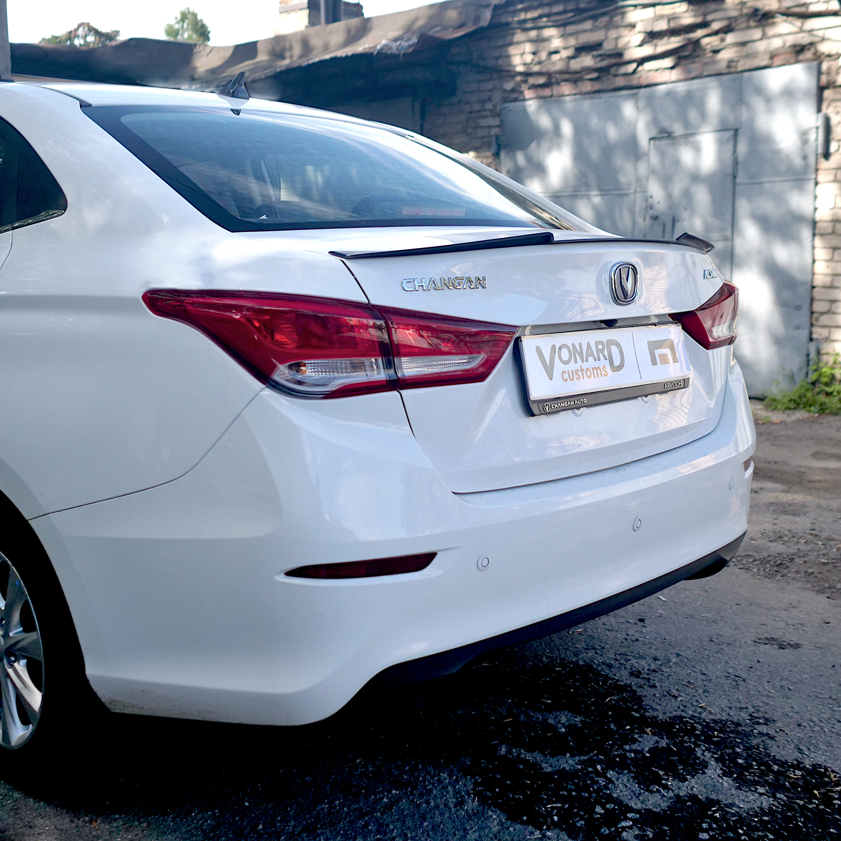 картинка Спойлер лезвие крышки багажника Changan Alsvin 3 - черный металлик vonard customs 