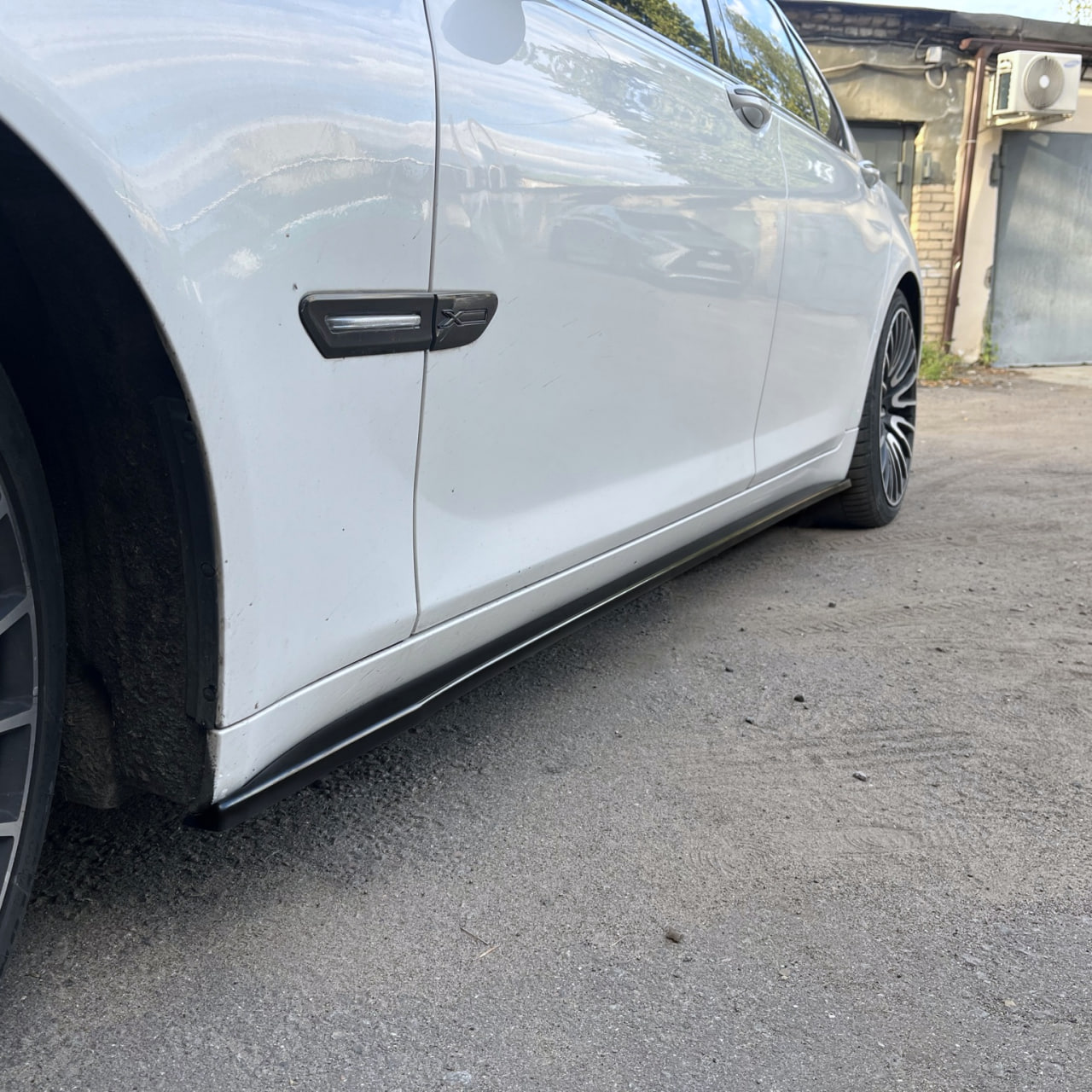 картинка Лезвия под пороги BMW 7 F01 - под покраску vonard customs 