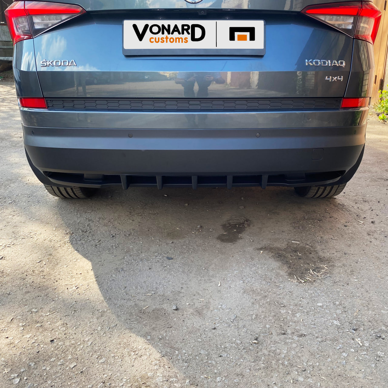 картинка Диффузор вставка заднего бампера Skoda Kodiaq 1 v1 - текстурный vonard customs 