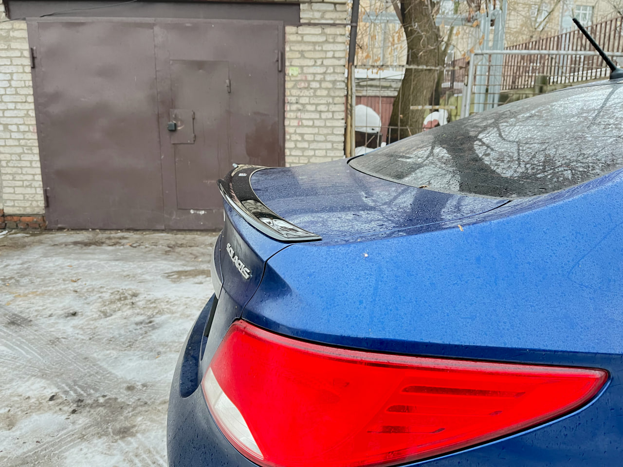 картинка Спойлер лезвие крышки багажника Hyundai Solaris 1 - черный металлик vonard customs 